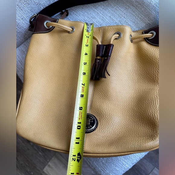 🛍️Vintage Dooney & Bourke yellow/brown leather bucket shoulder Bag. (14X12X6) - Picture 10 of 16